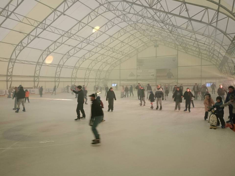 Największe lodowisko w powiece wraca! Hala namiotowa PCS szykuje się do zimowego sezonu. Kiedy na łyżwy?