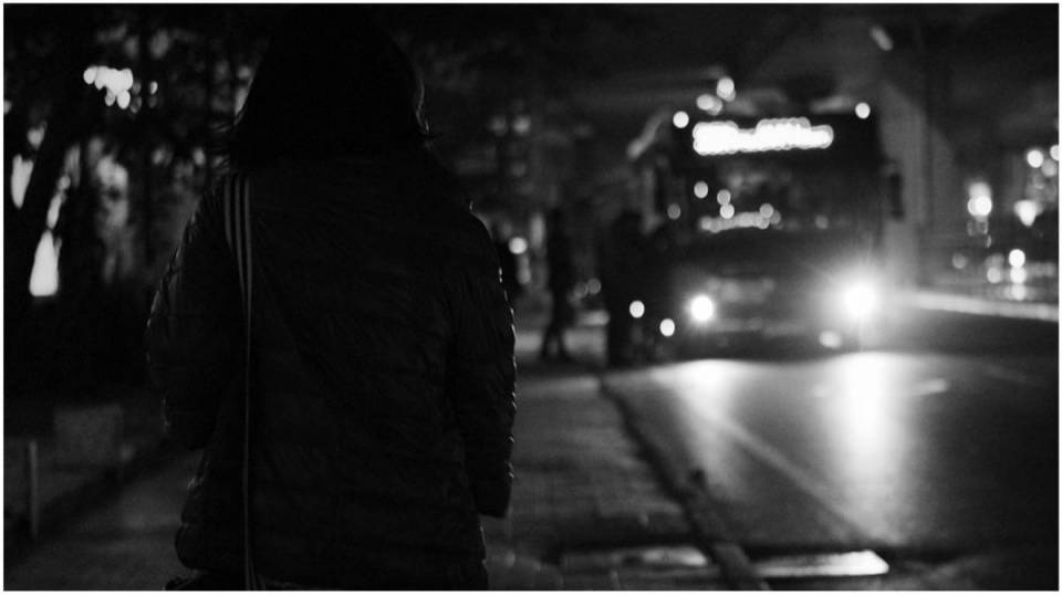 Obnażał się na przystanku: „Zrobił to” na oczach kobiety czekającej na autobus! W sieci krążą relacje o mężczyźnie w kominiarce