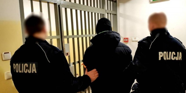 „Tatuś bawi się w chowanego”: Zabójca ukrywał się w wersalce. Kryjówkę zdradził 6-letni syn!