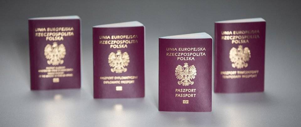 Szturm na biura paszportowe! Urzędy wydłużają czas pracy i otwierają się w sobotę