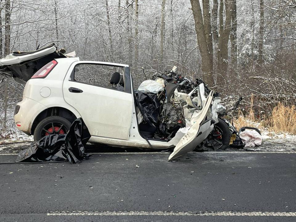 Śmierć na drodze w gminie Bełchatów. Fiat czołowo zderzył się z ciężarówką, nie żyje kierowca
