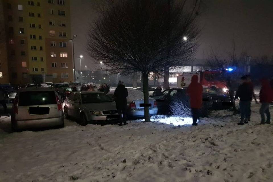 Szaleniec na Dolnośląskim: "Leciał autem w powietrzu"! Zdemolował cztery zaparkowane pojazdy, skończył na drzewie!