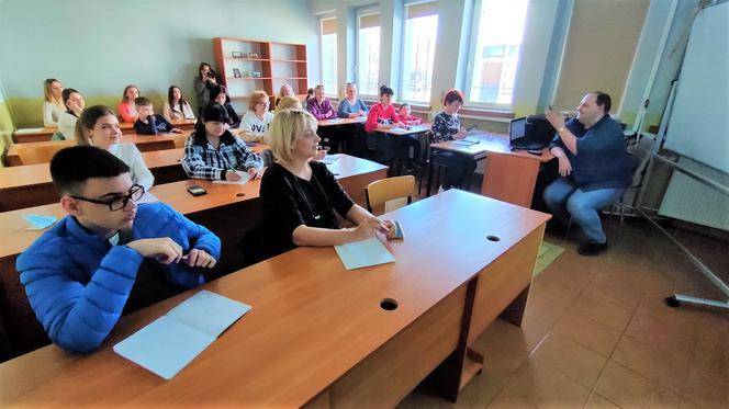 Bełchatów: W ławkach Herberta zasiadło blisko 60 nowych uczniów! To uchodźcy, którzy zaczęli uczyć się polskiego