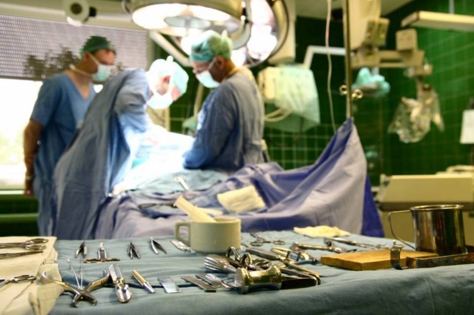 Chirurdzy o operacji pracownika z Elektrowni: "Każda minuta była na wagę złota". Lekarze dwukrotnie walczyli o przywrócenie życia do wyrwanej ręki