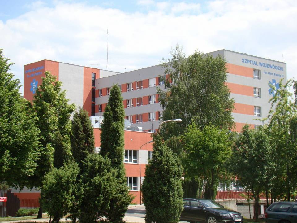 Alarm bombowy w bełchatowskim szpitalu! Placówka zamknięta dla pacjentów i pracowników. Trwa akcja policji