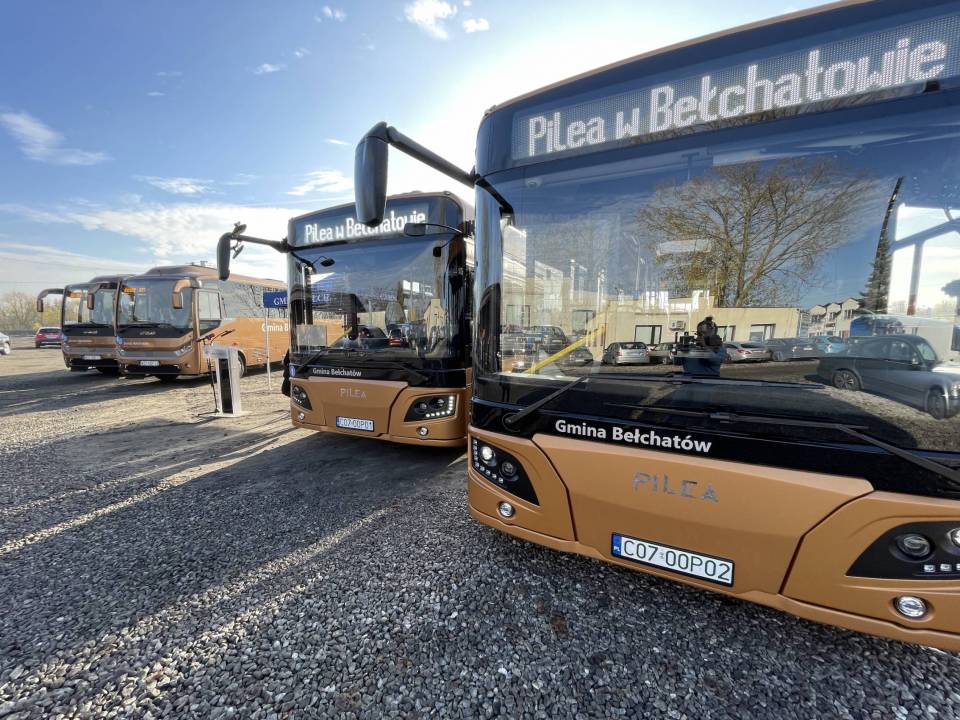 Do gminy Bełchatów dotarły nowe cztery autobusy! Kiedy ruszą w trasę, by wozić pasażerów? [Foto]