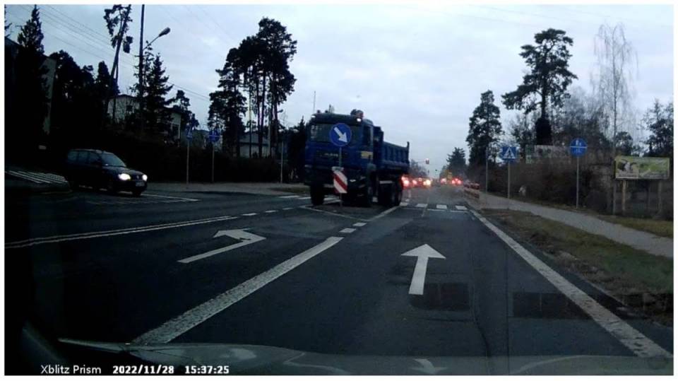[Wideo] Wstrząsające nagranie z karambolu w Łasku! Ciężarówka jechała i ścinała wszystko co miała na swojej drodze. W komentarzach burza...