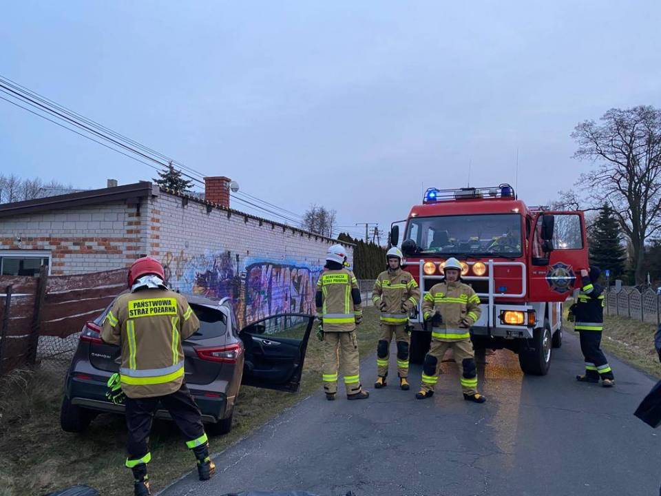 Śmiertelny wypadek w gminie Drużbice. 70-latek wjechał w budynek gospodarczy [Foto]