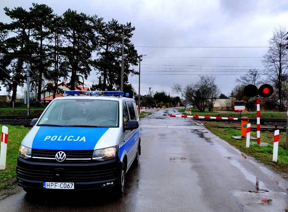 Radiowozem nieprzepisowo po kolejowych rogatkach. Policjanci wręczyli policjantowi horrendalny mandat. Posypały się punkty