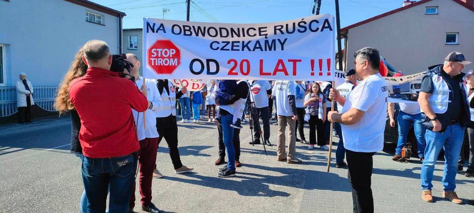 "My jak zające uciekamy przed tymi samochodami" protest mieszkańców Ruśca na DK 74 [Foto]