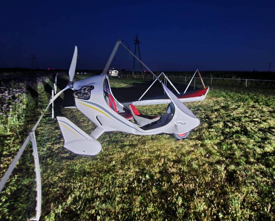 Wypadek motolotni pod Radomskiem. Maszyna runęła po zahaczeniu o linie wysokiego napięcia [Foto]