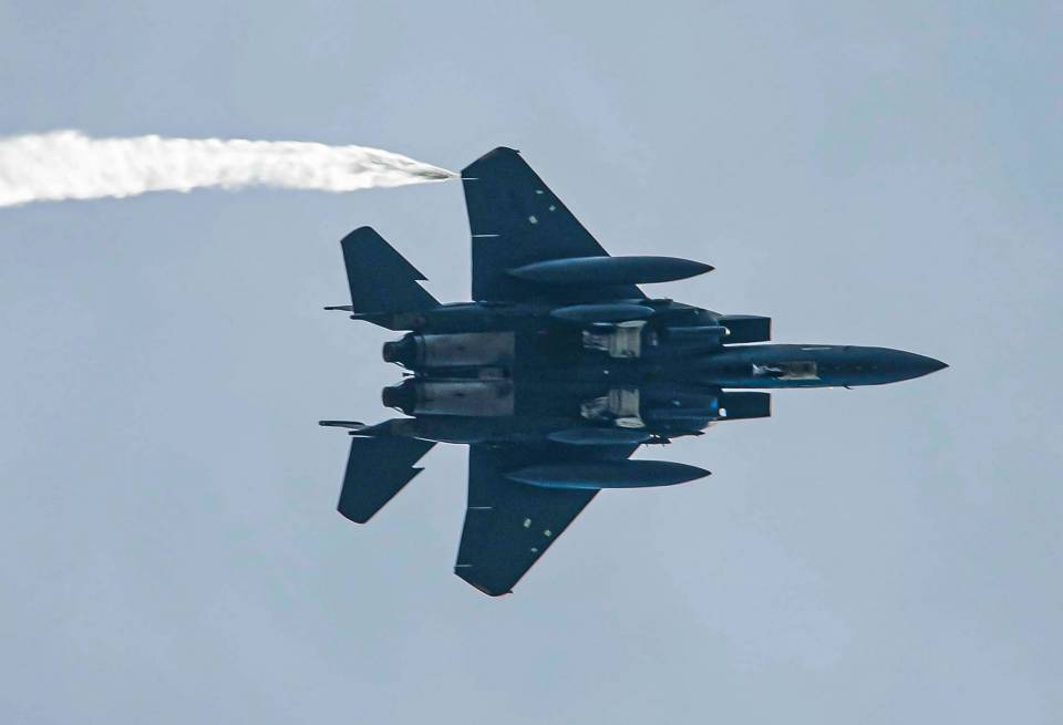 "Uszkodzone F15 przed chwilą na niebie z eskortą nad Bełchatowem". Mieszkańcy zaniepokojeni widokiem na niebie! Co się stało? Pytamy na łaskim lotnisku [Foto]