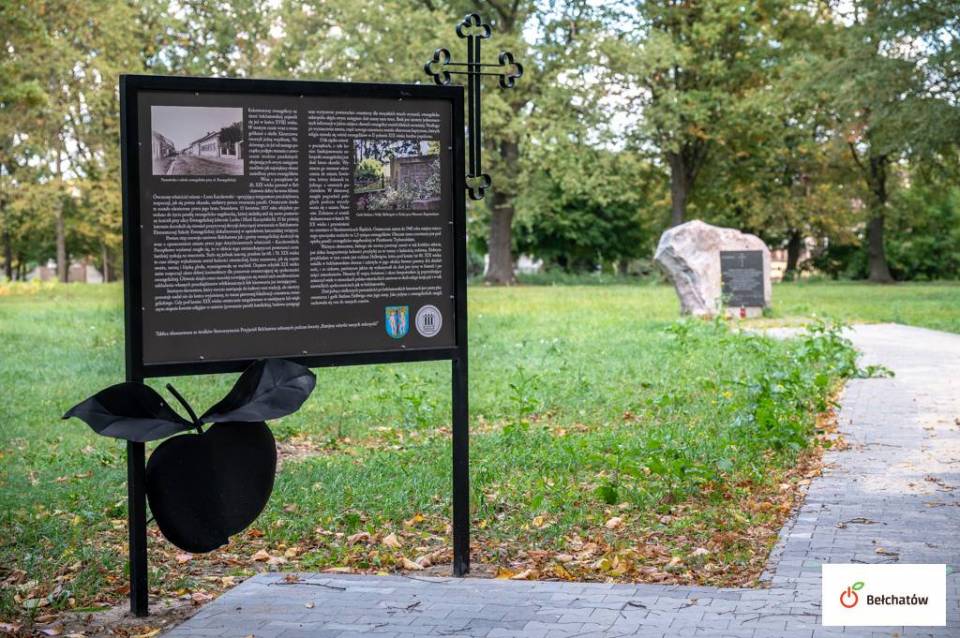 Przy ulicy Kątnej, na tamtejszym cmentarzu stanęła tablica i obelisk. Kogo upamiętnia?