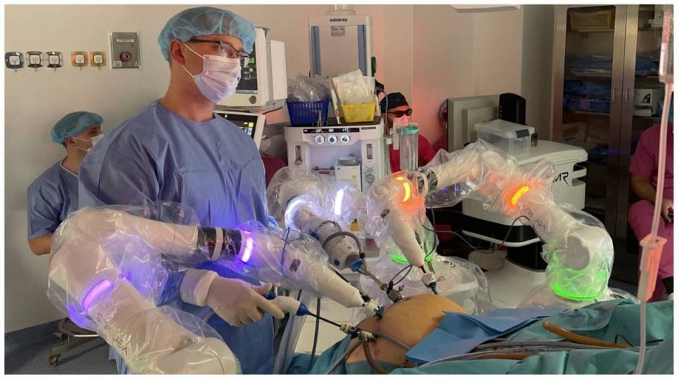 Tak wygląda operacja robotyczna! Bełchatowscy urolodzy pokazali nam jak pracuje się w medycynie XXI wieku [Wideo, foto]