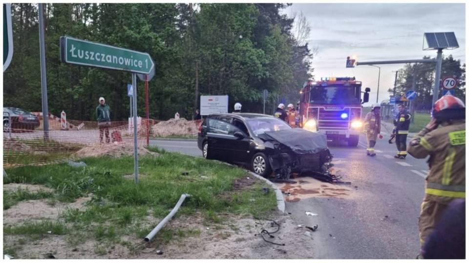 Wypadek w gminie Kleszczów. Na skrzyżowaniu zderzyły się VW i Opel. 50-letnie kobieta w szpitalu [Foto]