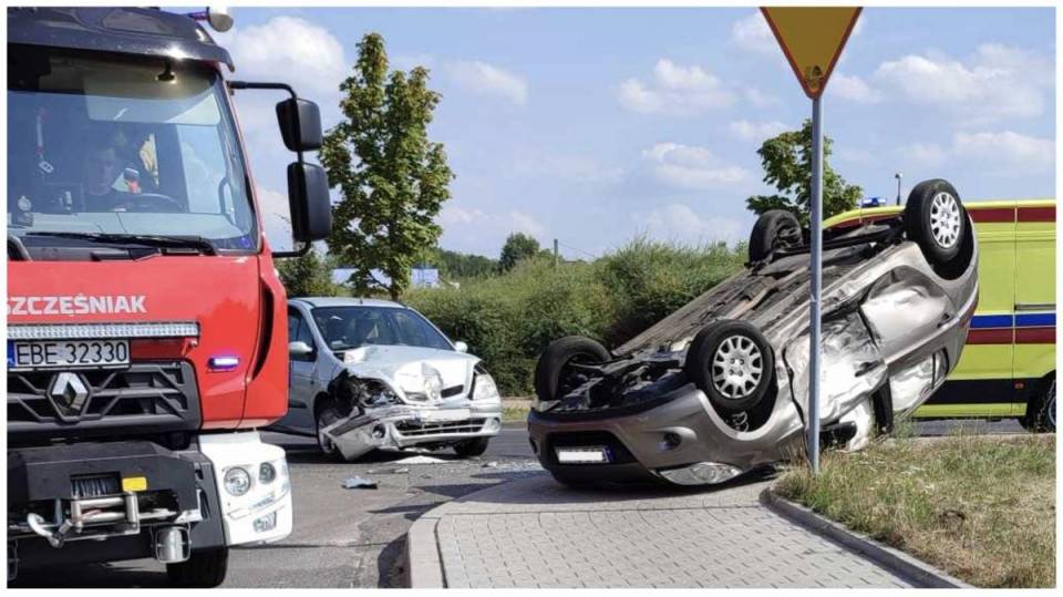 Zderzenie dwóch osobówek na Staszica. Jedno z aut po kilkunastu metrach od miejsca uderzenia dachowało [Foto]