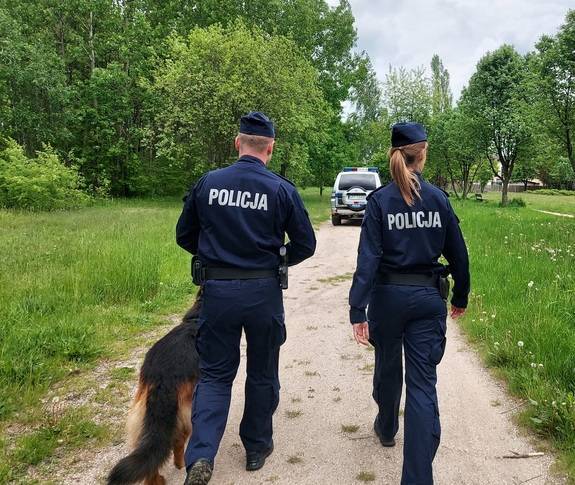 Wyszli na "spacer", pani po alkohol, psy atakowały przechodniów. Policjantów zaalarmowały krzyki o pomoc