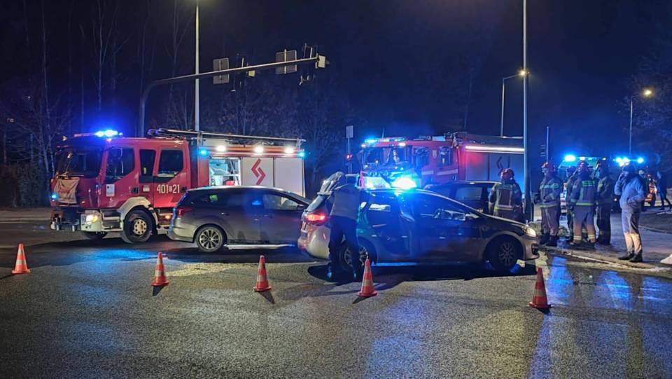 Zderzenie dwóch osobówek na skrzyżowaniu Staszica i Czyżewskiego. Kobieta przetransportowana do szpitala [Foto]