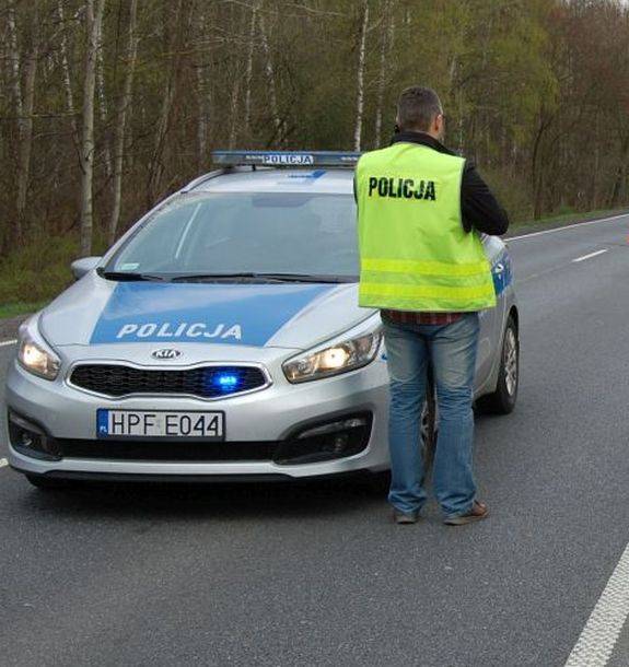 Doprowadził do kolizji, potem "skasował" znak drogowy - pijacki rajd zakończył po kilkunastu kilometrach!